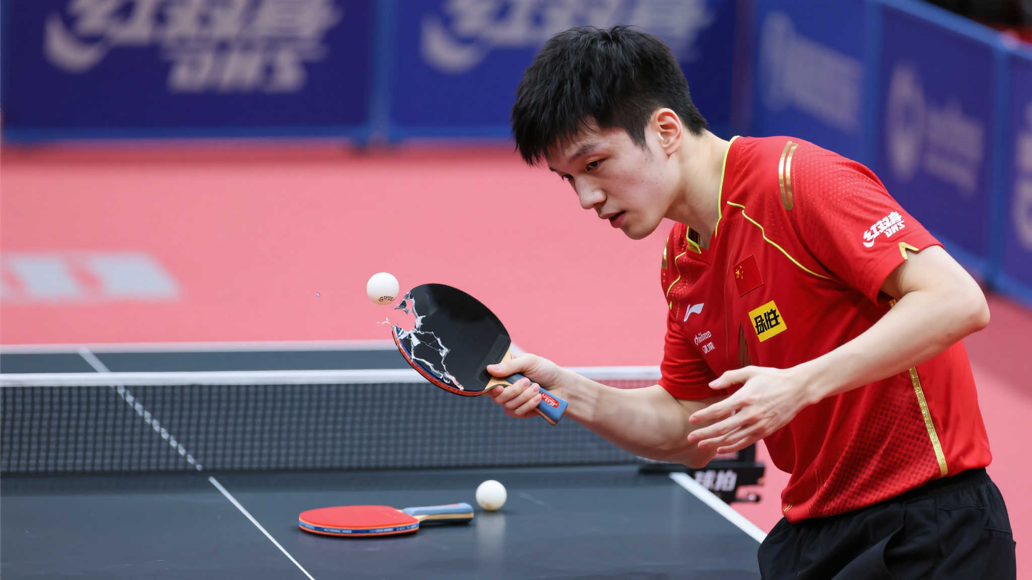 王楚钦球拍事件再引热议，同一人两次卷入，令人费解！